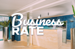 Text auf Bild: Business Rate. Im Hintergrund die Gästehaus Rezeption