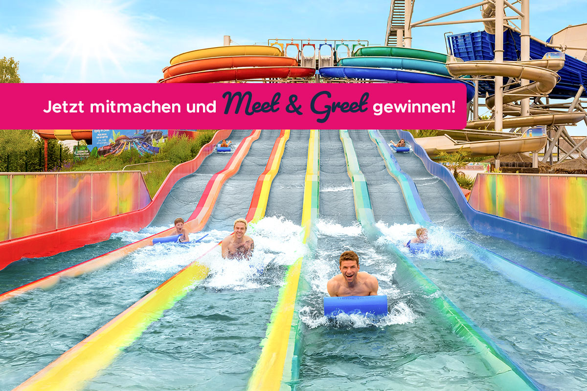 Mehrere Personen rutschen auf bunten Wasserrutschen im Therme Erding, Text 'Wo ist Thomas Müller?' in großen roten Buchstaben