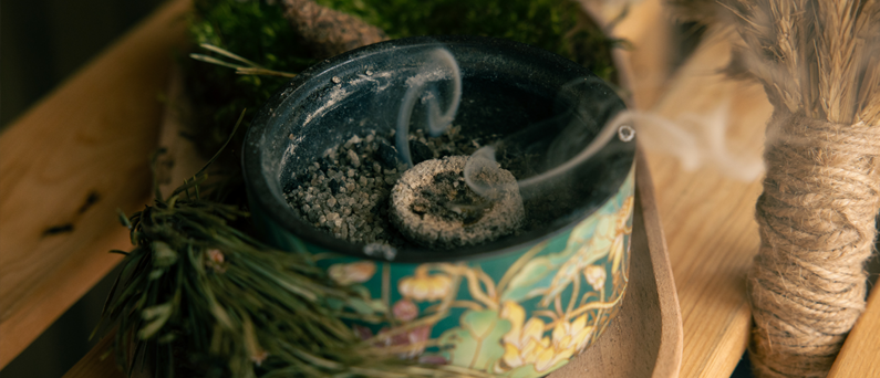 Ein rauchendes Kohlestück in einer Schale.